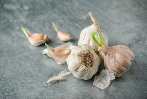 芽が出たにんにくを捨てないで 発芽にんにくの上手な使い方 食 料理 オリーブオイルをひとまわし