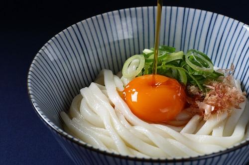 釜玉うどんのつゆは何を使うのが正解 美味しく作るコツを紹介 食 料理 オリーブオイルをひとまわし