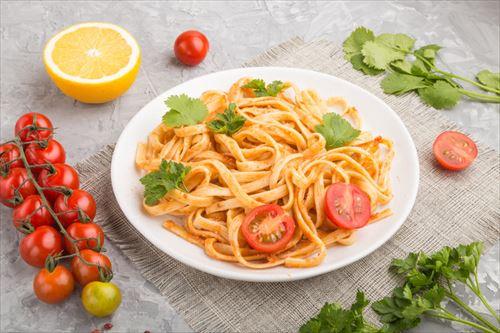 オレンジやハーブとセモリナトマトパスタ