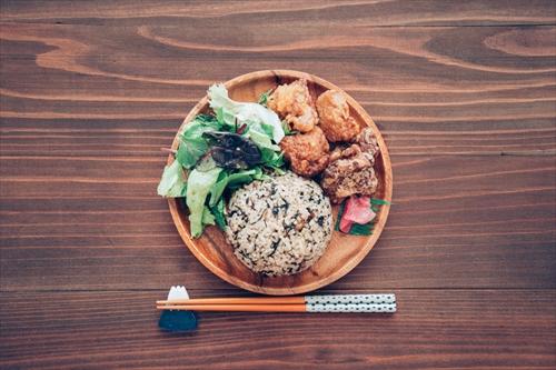 ひじきご飯とからあげのプレート