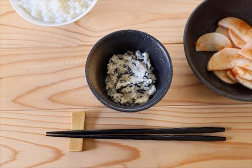 豆腐ごまとひじきを入れたサラダ