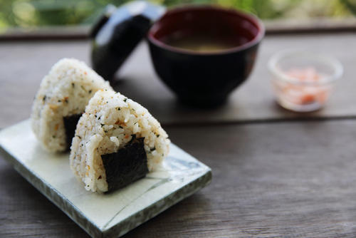 おにぎり の基本 美味しい握り方や形 歴史まで紐解く 食 料理 オリーブオイルをひとまわし