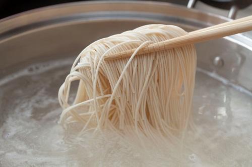 日本の伝統的な麺、鍋でゆでたつ