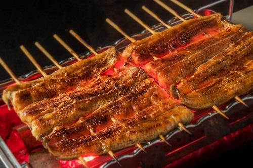 うなぎの焼き方を紹介 元からついてるタレは流すべきだった 食 料理 オリーブオイルをひとまわし