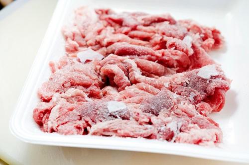 冷凍豚肉（解凍中）