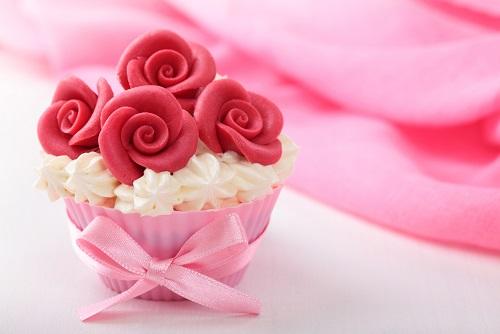 赤いマジパンのバラのカップケーキ