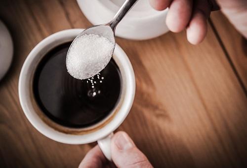コーヒーに砂糖を加える