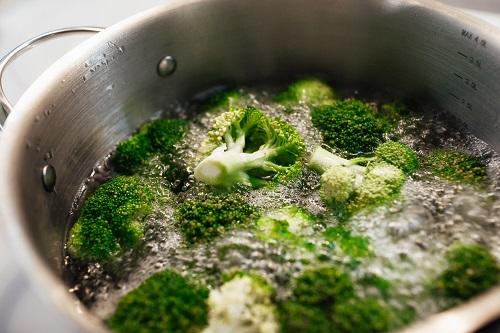 鍋で茹でて調理した新鮮な緑のブロッコリー