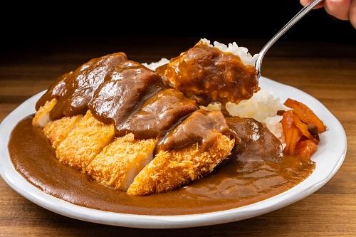 カツカレーを食べる