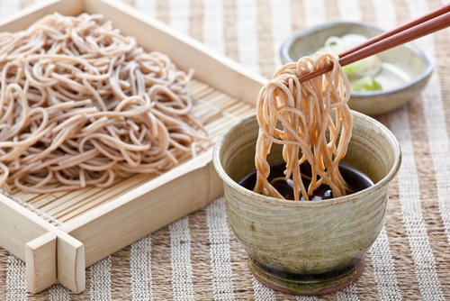 もりそばとざるそばの違いとは その歴史や現在の違いなども紹介 食 料理 オリーブオイルをひとまわし