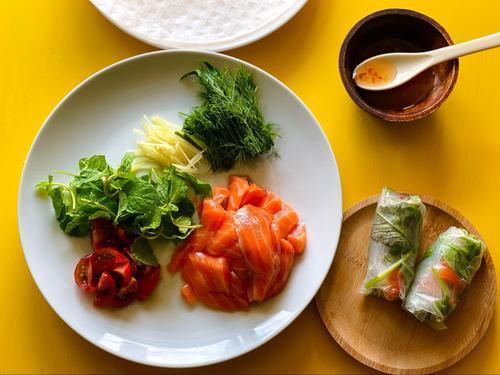 フレッシュハーブと生野菜たっぷり！「サーモンの生春巻き」