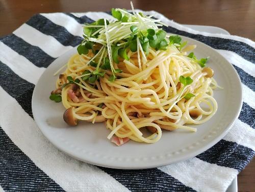 定番食材と余りがち食材で！「しめじとかいわれのニンニクパスタ」