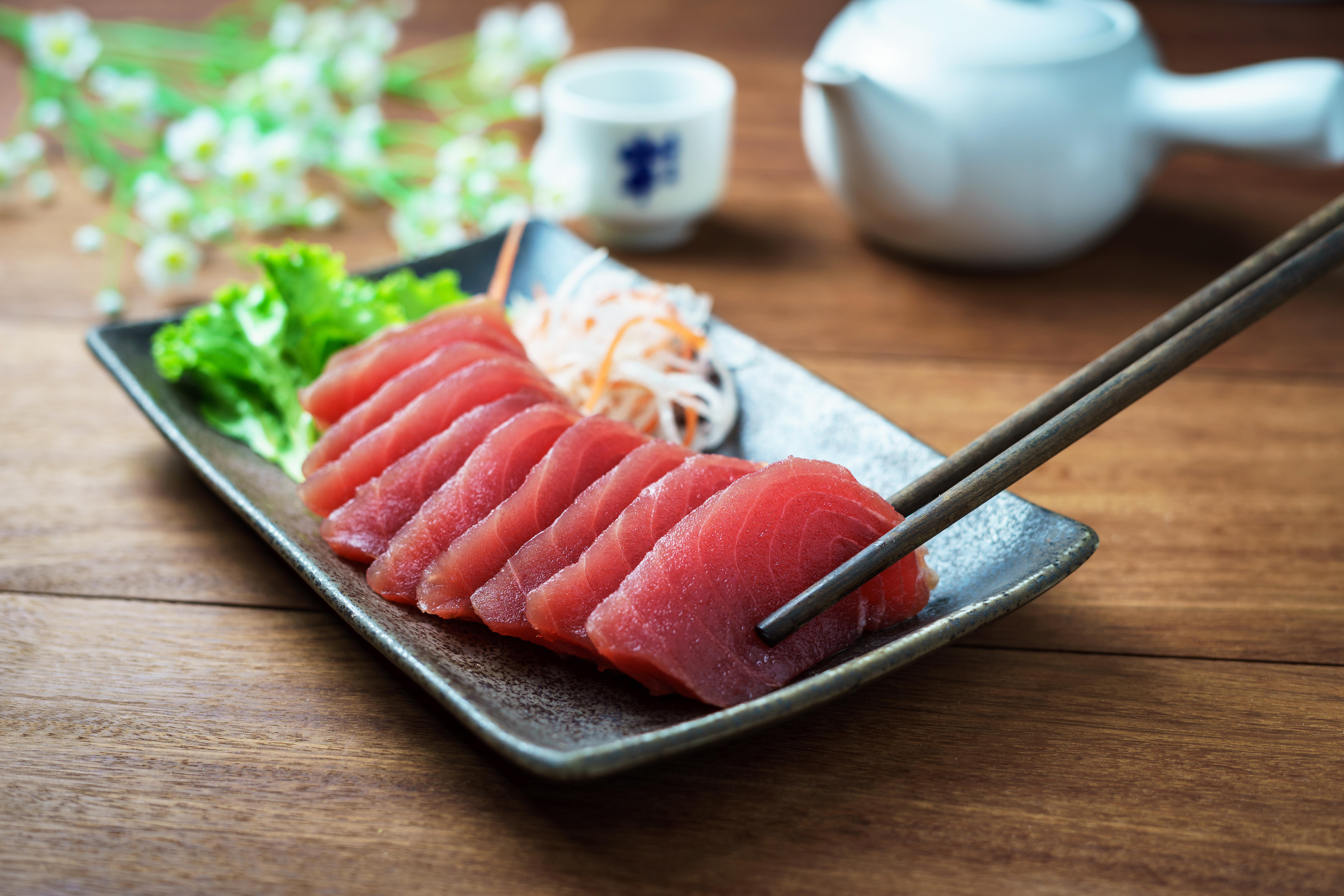 Как едят в сыром виде. Сашими тунец. Тунец Блюфин сашими. Сашими из тунца. Что такое сашими в японской кухне.