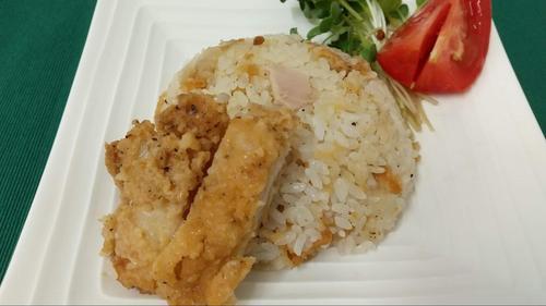 スパイスでごはんが美味しい!「丸ごとフライドチキンピラフ」