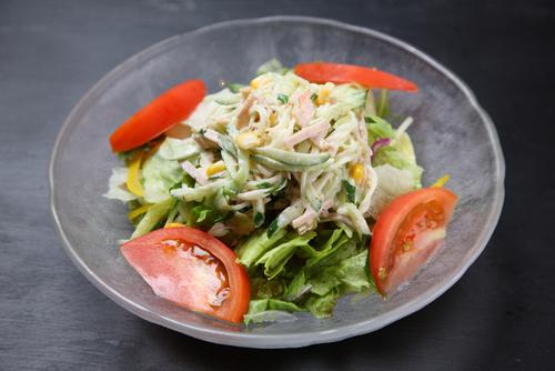 野菜サラダ素麺をのせたもの