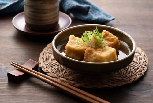 木のテーブルの上に揚げた豆腐