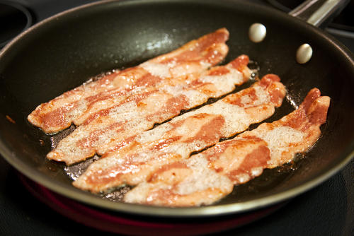 焼肉は焼き方次第で100倍楽しい 炭火不使用の自家製焼肉の極意 食 料理 オリーブオイルをひとまわし