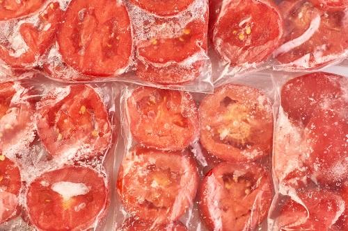 冷凍トマトのスライスは、ジップロック付きのビニール袋に詰められています