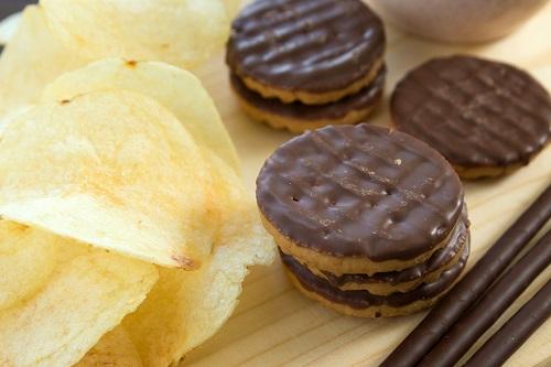 チョコレート菓子とポテトチップス