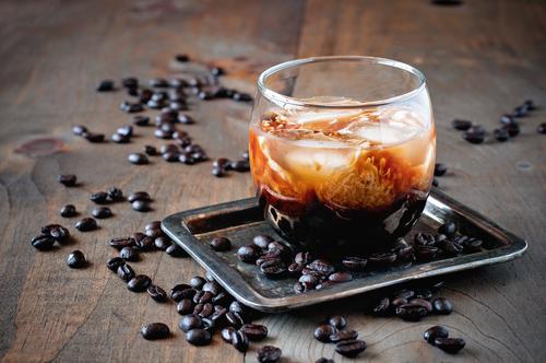 コーヒー豆を入れたグラスにクリームを入れたコーヒーカクテル