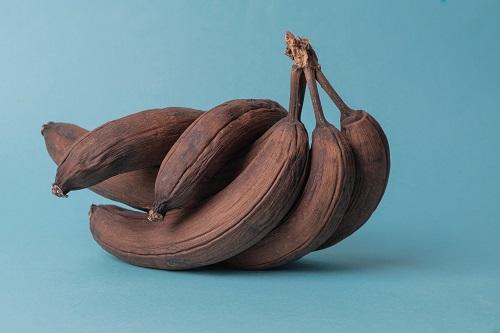 熟成された黒いバナナの束