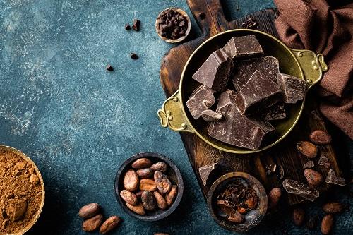 砕いたダークチョコレートとカカオ豆