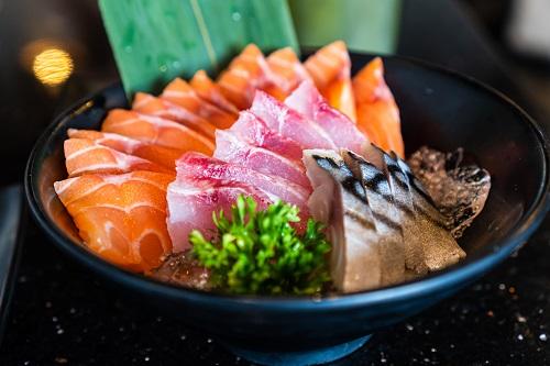 サーモン、マグロ、サバ刺身、日本食レストランの伝統的な和風の生魚
