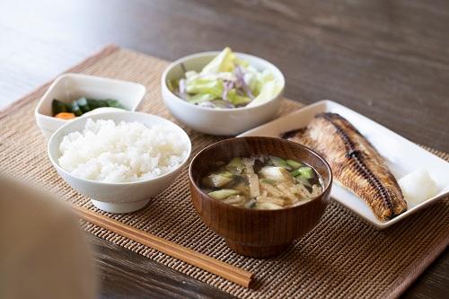 朝食を食べる