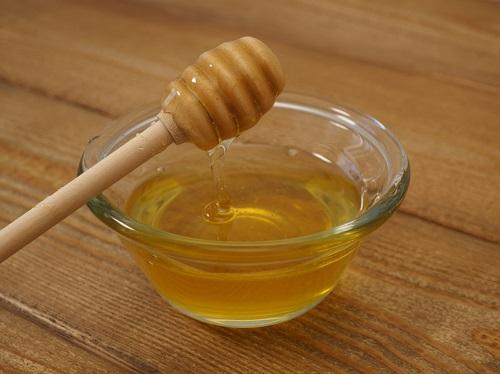 木製のハニーディッパーを備えた天然花の蜂蜜