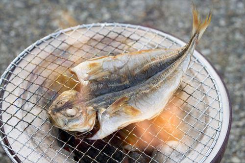 七輪で焼くアジの開き