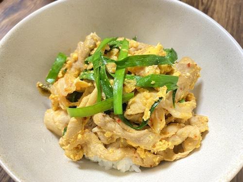 肉と卵でボリューム満点！「豚キム玉丼」