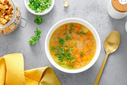 野菜とパセリのエンドウ豆のスープ