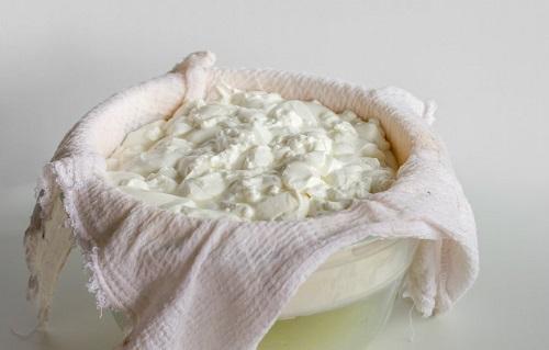 ホエーから分離するためのワッフルタオル上の発酵チーズ