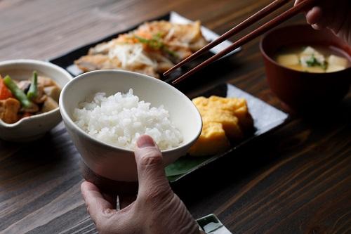 ご飯を食べる