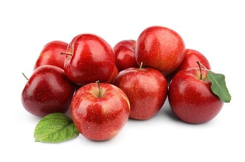 葉が付いた熟したジューシーな赤いリンゴ