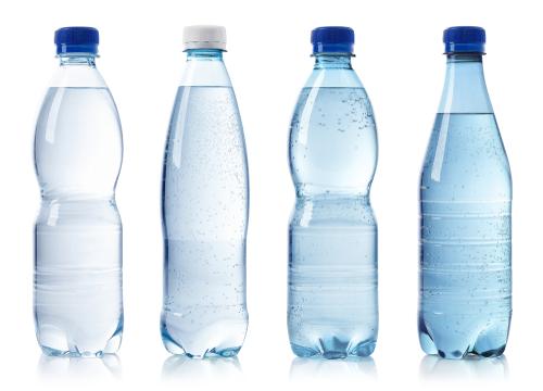 さまざまな水のボトルのコレクション