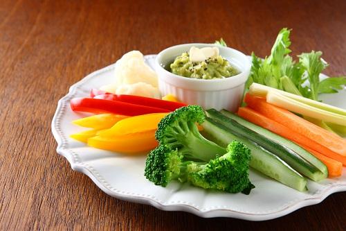 アボカドディップを添えたスティク野菜サラダ