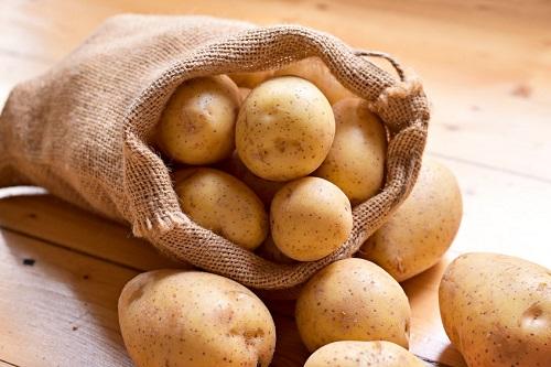バーラップ袋に新鮮な生のジャガイモ