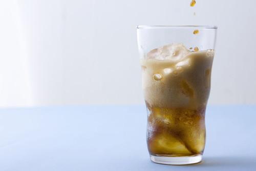 メントスコーラとは コーラにメントスを入れるとなぜ噴き出るのか 食 料理 オリーブオイルをひとまわし