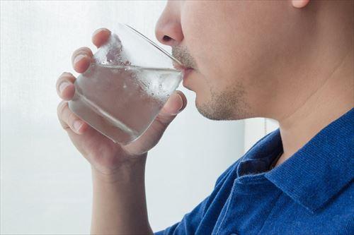 水を飲む男性