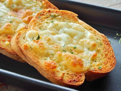 フランスパンの食べ方 おすすめアレンジや本場流のマナーも紹介 食 料理 オリーブオイルをひとまわし フランスパンの食べ方 おすすめアレンジや本場流のマナーも紹介 食 料理 オリーブオイルをひとまわし
