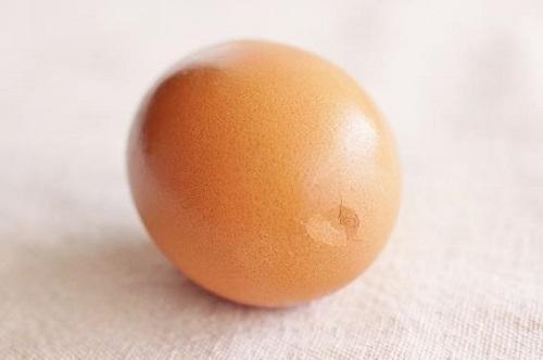 ゆでる前にヒビを入れるだけ 1秒の手間でゆで卵が圧倒的にきれいにむける 食 料理 オリーブオイルをひとまわし