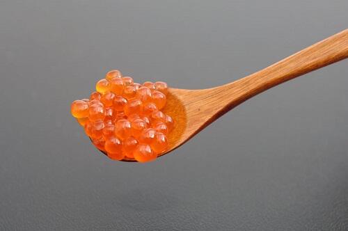 天然イクラと人工イクラの見分け方とは 特徴を踏まえ解説 食 料理 オリーブオイルをひとまわし