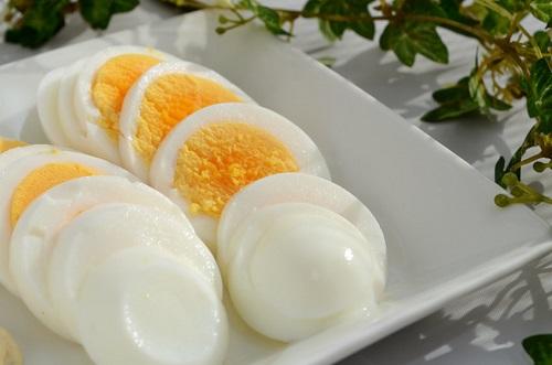 スライスしたゆで卵の写真