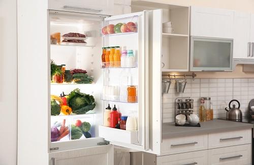 製品がいっぱいの冷蔵庫付きのスタイリッシュなキッチンインテリア