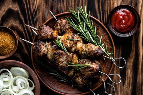 シシカバブとは 中東発祥といわれる 肉の串焼き について解説 食 料理 オリーブオイルをひとまわし