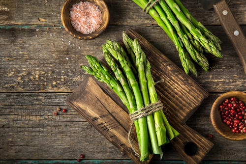 旬を楽しむ 香り豊かな春野菜サラダを手作りドレッシングで 食 料理 オリーブオイルをひとまわし