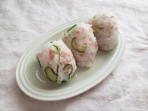 サラダ感覚でさっぱり美味しい!「ハムきゅうりおにぎり」