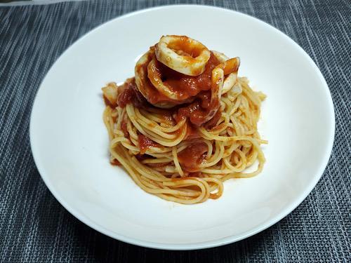 やわらかいイカの甘みがたまらない！「イカのトマトソースパスタ」