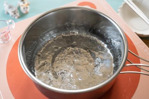 鍋でお湯を沸かす